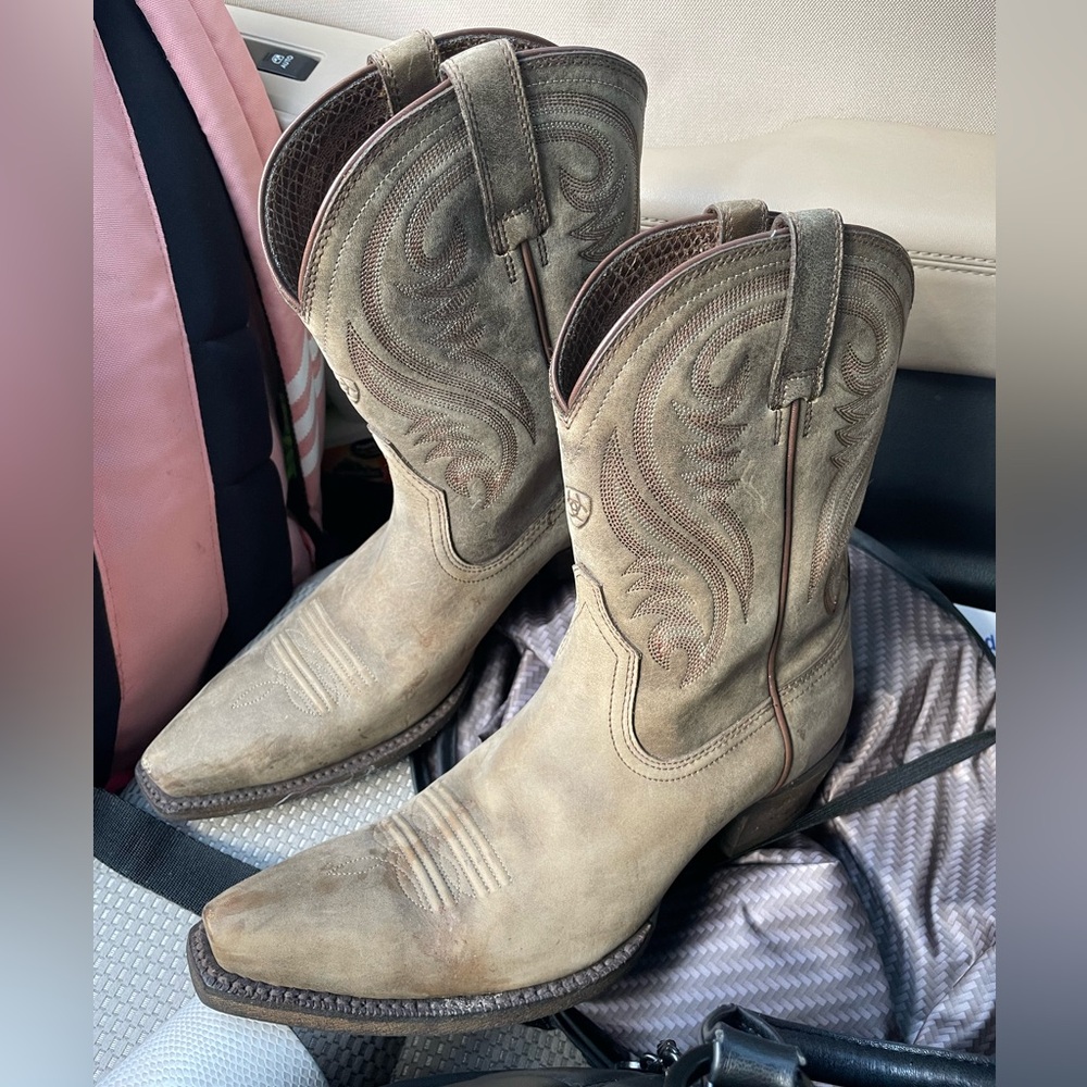 Ariat Cowgirl Boots Size 8 Regular (excellent condition!)
